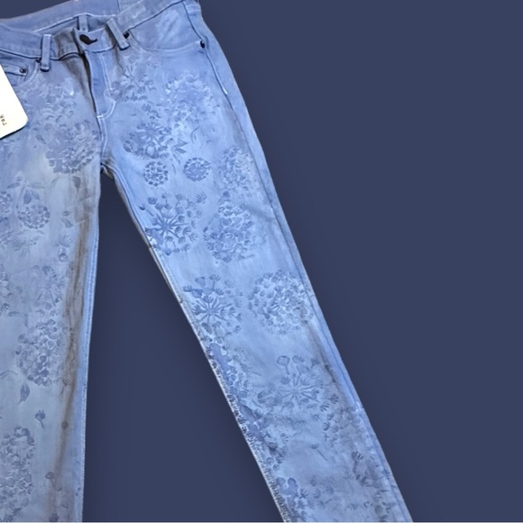 🎉HP🎉 Originally NWTWhite Skinny Capri NOW Cyanotype Floral Style Blue. Size 27 - Picture 4 of 13